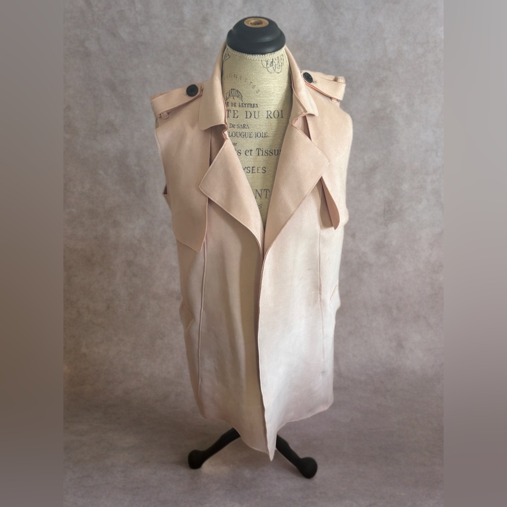 bebe Women's Cream Sleeveless Vest